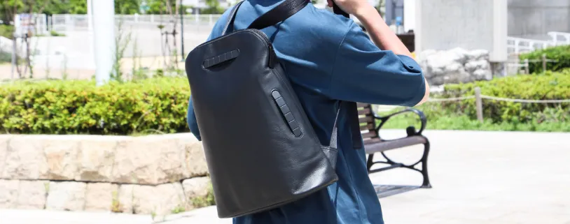 柔らかな質感でスリムなデザインのバックパック